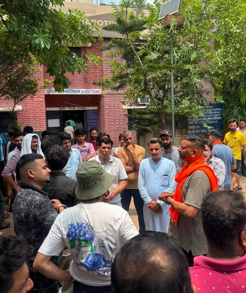 बरोटीवाला में कथित विवाद को लेकर भीड़ ने महिला की झोपड़ी में आग लगा दी बरोटीवाला में कथित विवाद को लेकर भीड़ ने महिला की झोपड़ी में आग लगा दी