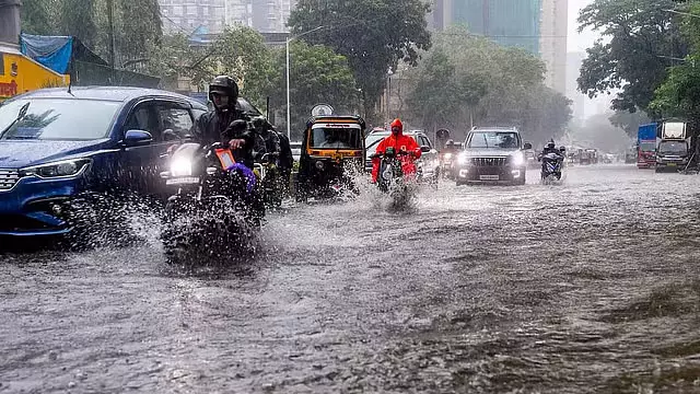 बंगाल की खाड़ी में डिप्रेशन सक्रिय, चेन्नई समेत तमिलनाडु में गर्मी का प्रकोप जारी बंगाल की खाड़ी में डिप्रेशन सक्रिय, चेन्नई समेत तमिलनाडु में गर्मी का प्रकोप जारी