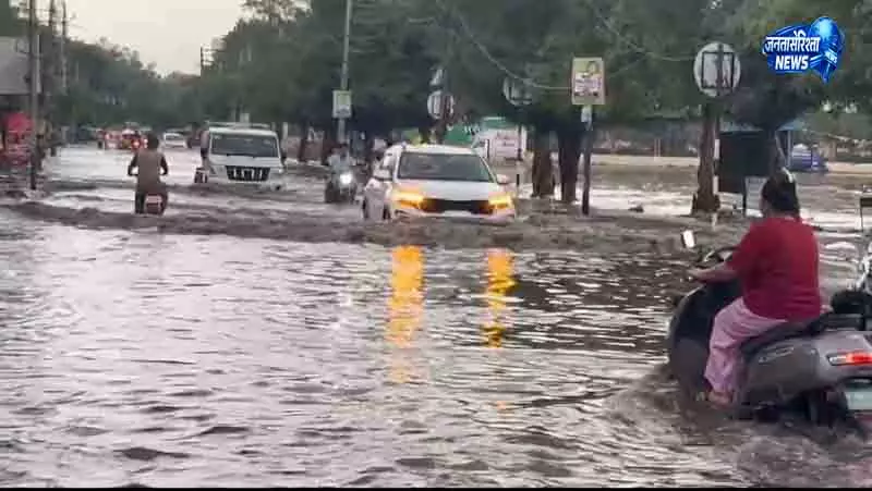 Gurugram में बारिश से पुराने शहर में जलभराव, बिजली गुल Gurugram में बारिश से पुराने शहर में जलभराव, बिजली गुल