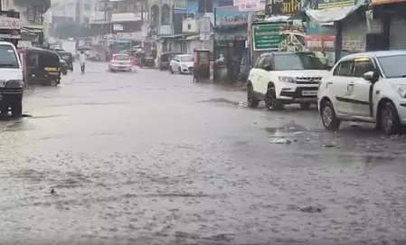 मुंबई में मूसलाधार बारिश का कहर, स्कूल-कॉलेज बंद, उड़ानें और लोकल सेवाएं प्रभावित मुंबई में मूसलाधार बारिश का कहर, स्कूल-कॉलेज बंद, उड़ानें और लोकल सेवाएं प्रभावित