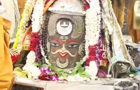 ओम, चंद्रमा, बेलपत्र और मोगरे की माला से सजे बाबा महाकाल, की गई भव्य भस्म आरती ओम, चंद्रमा, बेलपत्र और मोगरे की माला से सजे बाबा महाकाल, की गई भव्य भस्म आरती