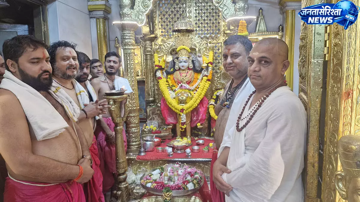 Mumbai : मुंबादेवी मंदिर में सोमनाथ ज्योतिर्लिंगों के दर्शन को उमड़ी भीड़ Mumbai : मुंबादेवी मंदिर में सोमनाथ ज्योतिर्लिंगों के दर्शन को उमड़ी भीड़