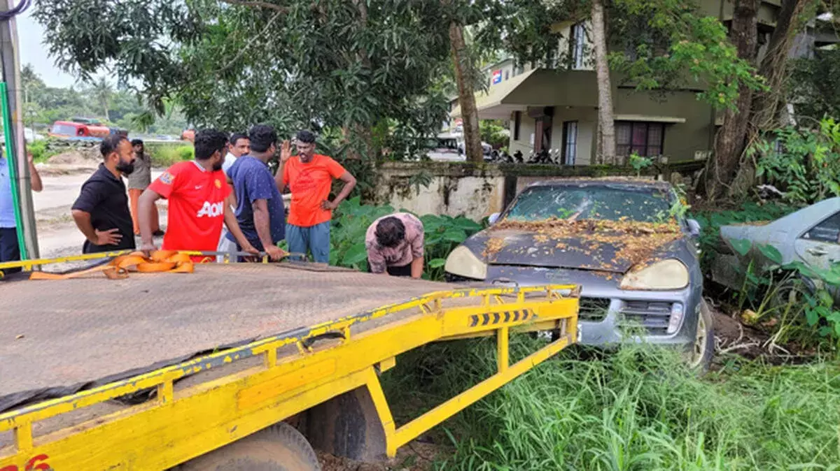 Kerala: पुलिस ने नीलामी में बेची सेलिब्रिटी लग्जरी कारें, पोर्श भी शामिल Kerala: पुलिस ने नीलामी में बेची सेलिब्रिटी लग्जरी कारें, पोर्श भी शामिल