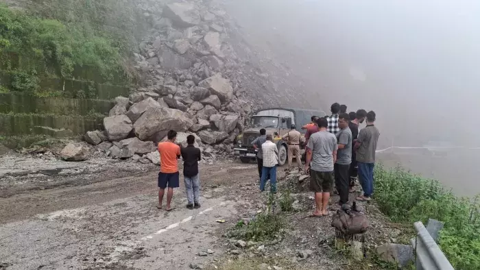 Kalimpong: भूस्खलन ने रोकी पर्यटकों की आवाजाही, कारोबार पर पड़ा गहरा असर Kalimpong: भूस्खलन ने रोकी पर्यटकों की आवाजाही, कारोबार पर पड़ा गहरा असर