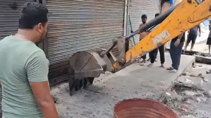 Siliguri: जल निकासी व्यवस्था सुधारने को हाईड्रेन पर चला अतिक्रमण हटाओ अभियान Siliguri: जल निकासी व्यवस्था सुधारने को हाईड्रेन पर चला अतिक्रमण हटाओ अभियान