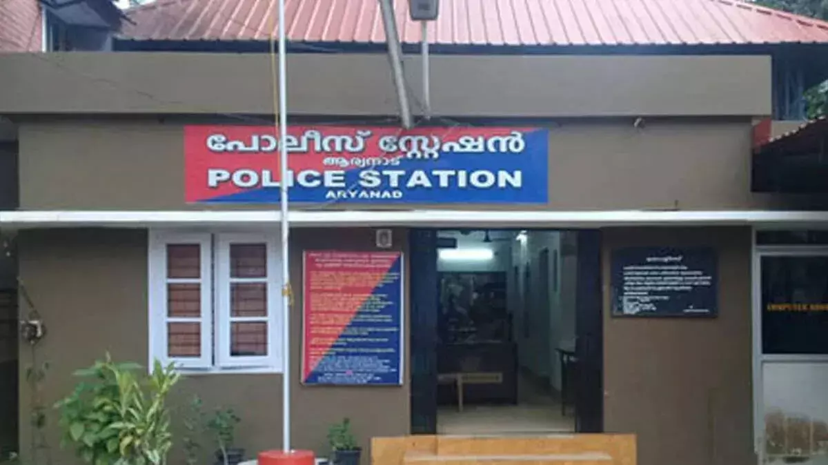kerala: आर्यनाड में पुलिस स्टेशन पर हमला, आरोपी युवक ने की हिंसक वारदात kerala: आर्यनाड में पुलिस स्टेशन पर हमला, आरोपी युवक ने की हिंसक वारदात
