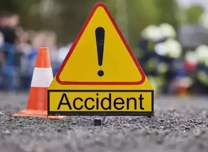 मोबाइल में व्यस्त बस चालक ने 6 साल की बच्ची को कुचला, दर्दनाक मौत मोबाइल में व्यस्त बस चालक ने 6 साल की बच्ची को कुचला, दर्दनाक मौत