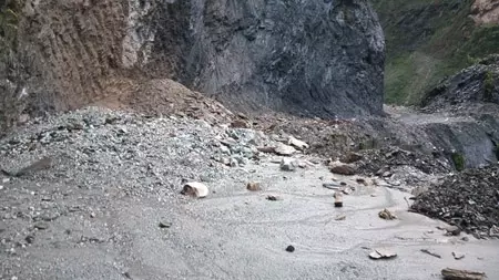 उत्तराखंड में लगातार बारिश से भूस्खलन, बद्रीनाथ राष्ट्रीय राजमार्ग सहित कई प्रमुख मार्ग ठप उत्तराखंड में लगातार बारिश से भूस्खलन, बद्रीनाथ राष्ट्रीय राजमार्ग सहित कई प्रमुख मार्ग ठप