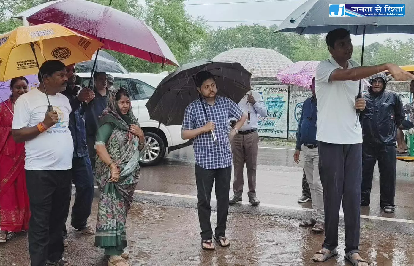 बारिश के बीच छाता लेकर सड़कों पर उतरे महापौर, कलेक्टर और आयुक्त बारिश के बीच छाता लेकर सड़कों पर उतरे महापौर, कलेक्टर और आयुक्त