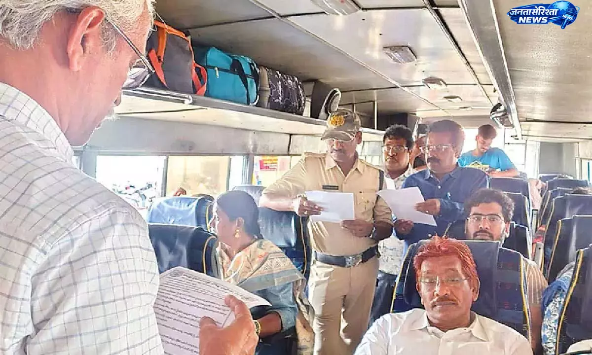 APSRTC का राजामहेंद्रवरम बस स्टेशन पर अवेयरनेस प्रोग्राम APSRTC का राजामहेंद्रवरम बस स्टेशन पर अवेयरनेस प्रोग्राम