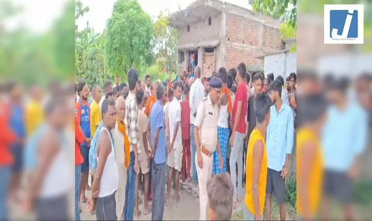 पत्नी की गला रेतकर हत्या, दुबई में काम करने वाला आरोपी फरार पत्नी की गला रेतकर हत्या, दुबई में काम करने वाला आरोपी फरार