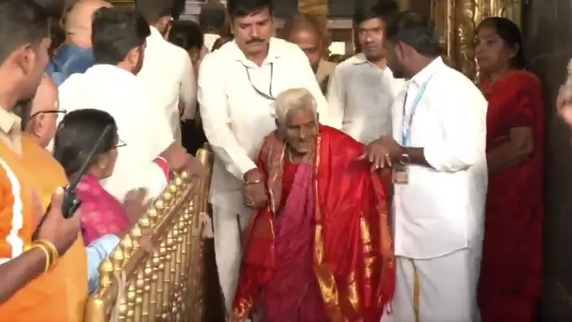 तिरुमाला मंदिर तक पैदल चलकर पहुंची 116 साल की भक्त को VIP दर्शन की सुविधा तिरुमाला मंदिर तक पैदल चलकर पहुंची 116 साल की भक्त को VIP दर्शन की सुविधा