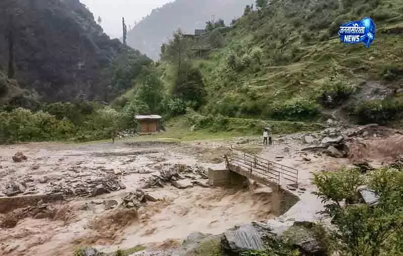 Jammu and Kashmir में बाढ़ का कहर, सड़क यातायात ठप Jammu and Kashmir में बाढ़ का कहर, सड़क यातायात ठप