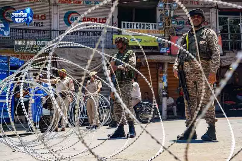 Shopian में मुठभेड़ के बाद 2 आतंकियों की तलाश जारी Shopian में मुठभेड़ के बाद 2 आतंकियों की तलाश जारी