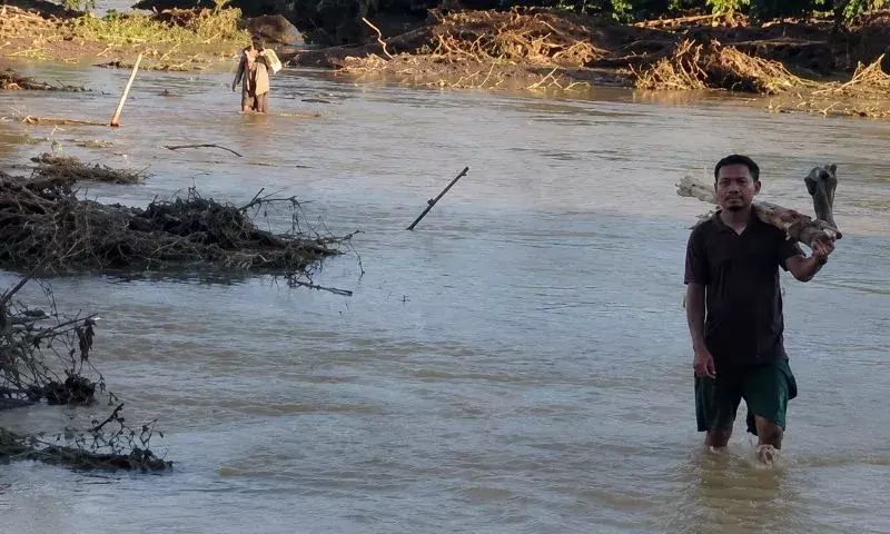 Assam: दिखरी नदी ने रास्ता बदला, जोनाई गांव विनाशकारी बाढ़ से जूझ रहा Assam: दिखरी नदी ने रास्ता बदला, जोनाई गांव विनाशकारी बाढ़ से जूझ रहा