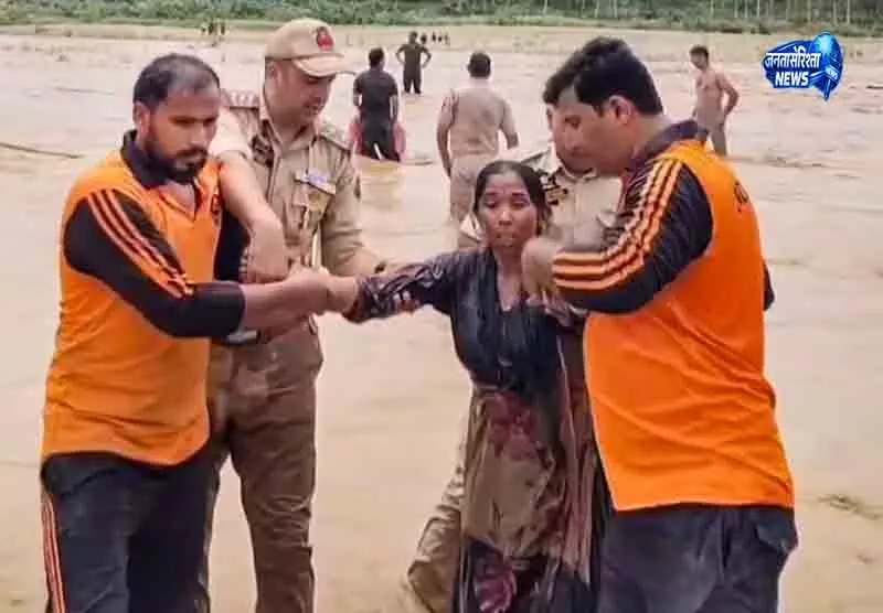 Jammu-Srinagar मार्ग पर आपातकालीन शिविर शुरू Jammu-Srinagar मार्ग पर आपातकालीन शिविर शुरू