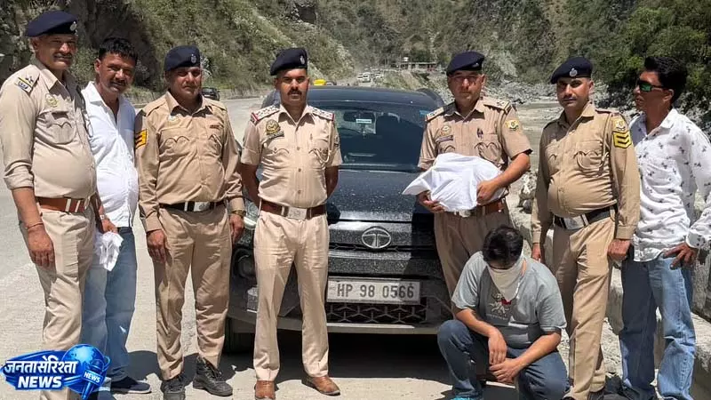 औट में पकड़ा कसौली का चरस सप्लायर, 3.66 किलो खेप भी बरामद औट में पकड़ा कसौली का चरस सप्लायर, 3.66 किलो खेप भी बरामद