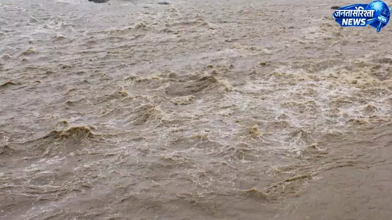 उफान पर ब्यास और पार्वती, नदी किनारे न जाएं लोग उफान पर ब्यास और पार्वती, नदी किनारे न जाएं लोग