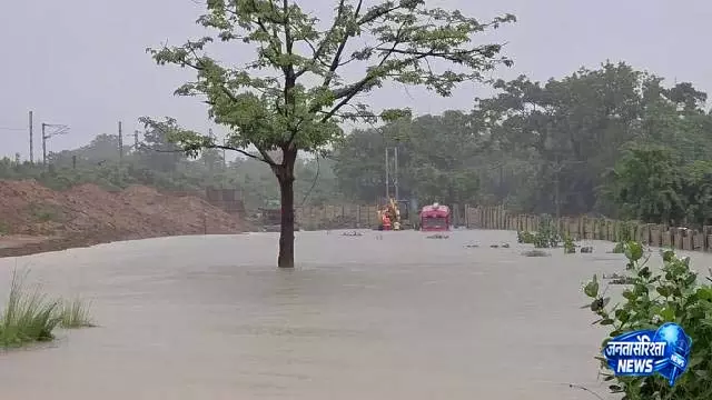 Sambalpur में बारिश के पानी में दो युवक बह गए, एक लापता Sambalpur में बारिश के पानी में दो युवक बह गए, एक लापता