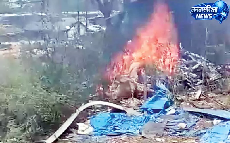 ट्रक यूनियन के पास महिला पर नशा बेचने का आरोप, लोगों ने खोला मोर्चा ट्रक यूनियन के पास महिला पर नशा बेचने का आरोप, लोगों ने खोला मोर्चा