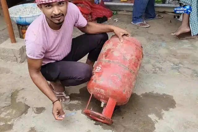 सिलेंडर में गैस की जगह पानी मिलने से बवाल सिलेंडर में गैस की जगह पानी मिलने से बवाल