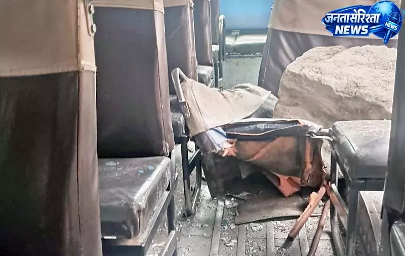 पहाड़ी से बस पर गिरा पत्थर, एक की मौत पहाड़ी से बस पर गिरा पत्थर, एक की मौत
