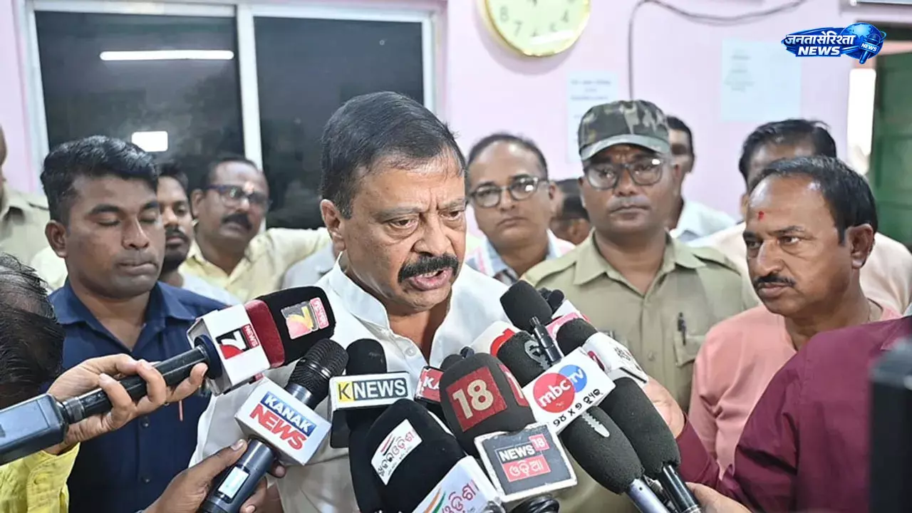 Odisha : भारी बारिश से बैतरणी नदी का जलस्तर बढ़ा Odisha : भारी बारिश से बैतरणी नदी का जलस्तर बढ़ा