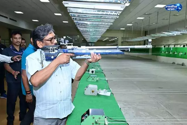 हाथ में बंदूक लेकर दिखे हेमंत सोरेन हाथ में बंदूक लेकर दिखे हेमंत सोरेन