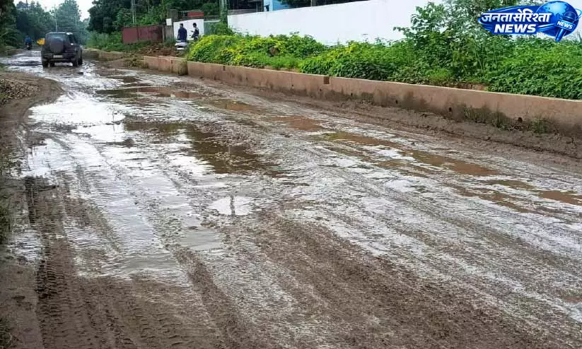 कांचीकोड औद्योगिक क्षेत्र में अव्यवस्थित सड़क निर्माण से संकट, बारिश ने बढ़ाई परेशानी कांचीकोड औद्योगिक क्षेत्र में अव्यवस्थित सड़क निर्माण से संकट, बारिश ने बढ़ाई परेशानी