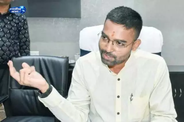 सीट बदलाव पर मंत्री दीपक प्रकाश का जवाब सीट बदलाव पर मंत्री दीपक प्रकाश का जवाब