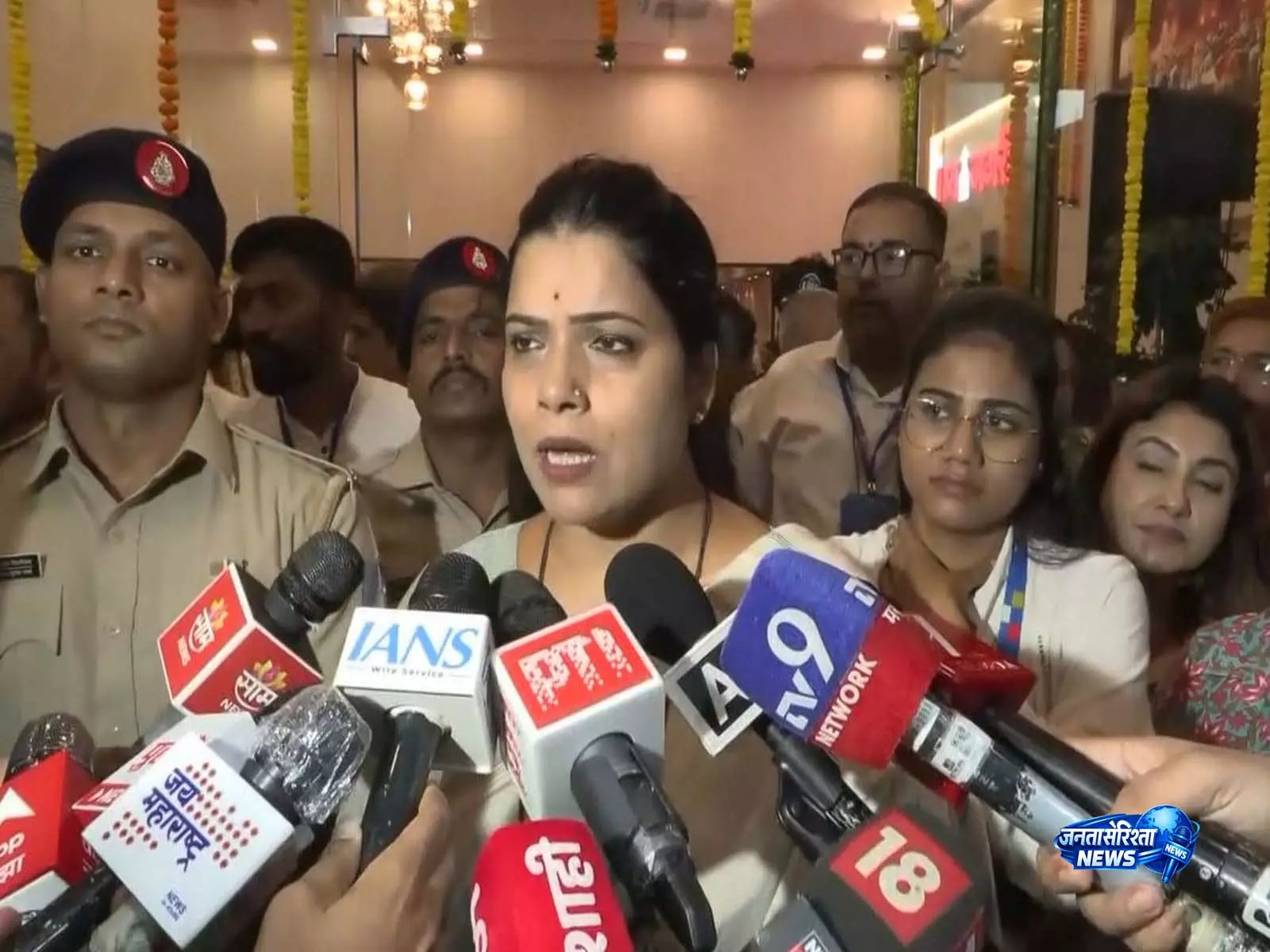 मुंबई में भारी बारिश का असर, BMC स्कूल मंगलवार तक बंद; नागरिकों से घर में रहने की अपील मुंबई में भारी बारिश का असर, BMC स्कूल मंगलवार तक बंद; नागरिकों से घर में रहने की अपील