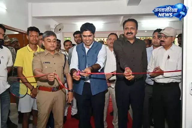 डीसी-एसपी ने किया इंडोर स्टेडियम का उद्घाटन डीसी-एसपी ने किया इंडोर स्टेडियम का उद्घाटन