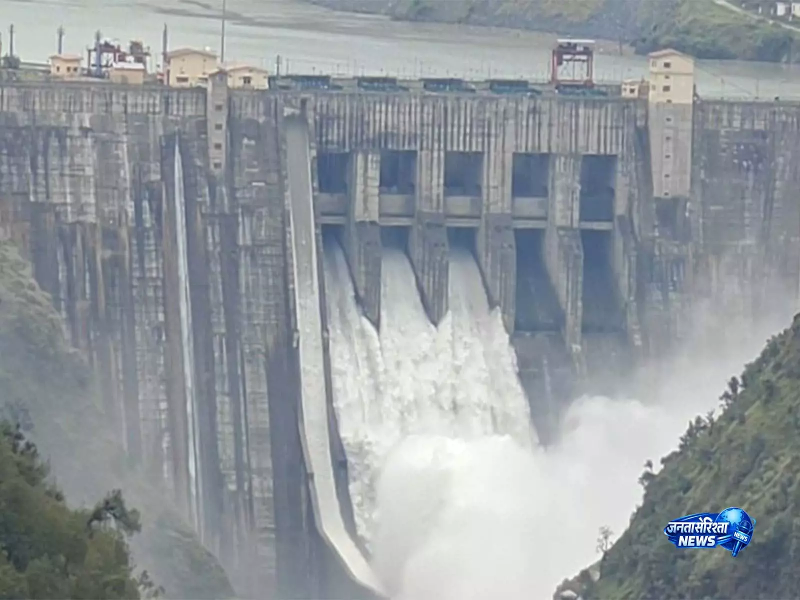 भारी बारिश से चिनाब नदी का जलस्तर बढ़ा, Baglihar Dam के 3 गेट खोले गए भारी बारिश से चिनाब नदी का जलस्तर बढ़ा, Baglihar Dam के 3 गेट खोले गए