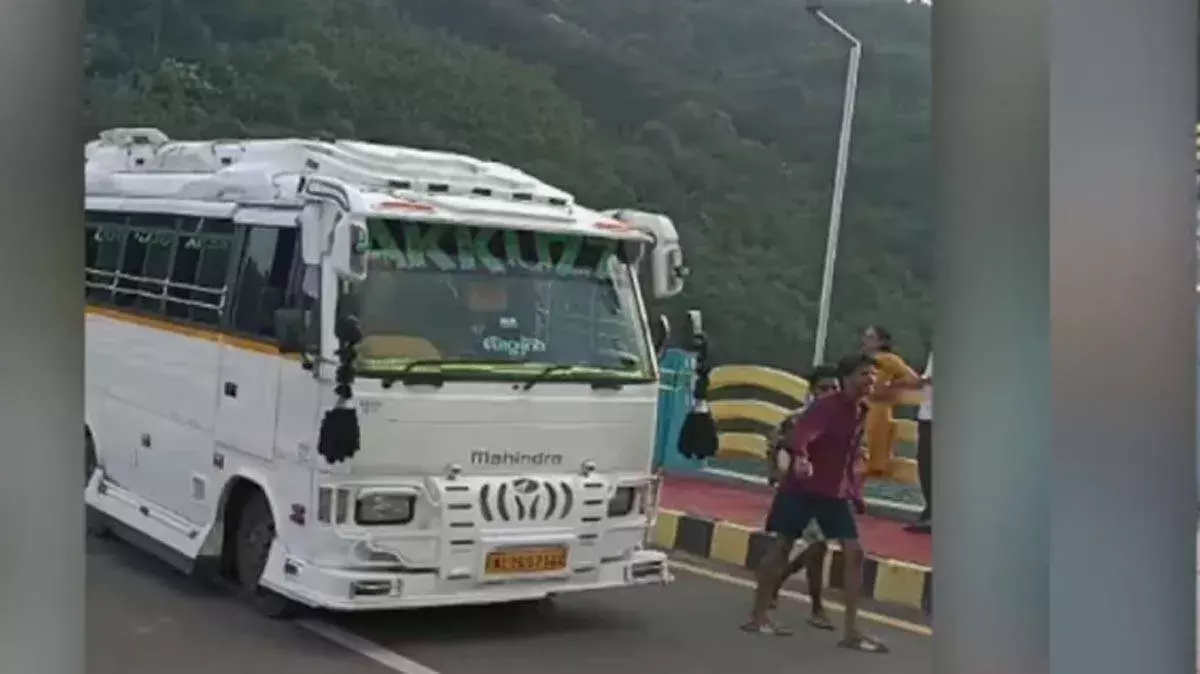 kerala: अंबूरी पुल पर हुए अजीब हादसे में तीन साल के बच्चे की मौत, जांच जारी kerala: अंबूरी पुल पर हुए अजीब हादसे में तीन साल के बच्चे की मौत, जांच जारी
