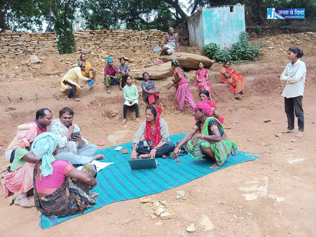 बस्तर में बैंक सखियां बन रहीं ग्रामीणों की आर्थिक संबल बस्तर में बैंक सखियां बन रहीं ग्रामीणों की आर्थिक संबल