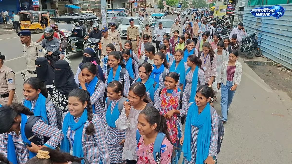 Jabalpur : होम साइंस कॉलेज के छात्रों का यूनिफॉर्म बदलाव के खिलाफ विरोध Jabalpur : होम साइंस कॉलेज के छात्रों का यूनिफॉर्म बदलाव के खिलाफ विरोध