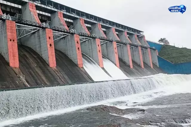 प्रशासन ने लोगों को नदी किनारे से दूर रहने की अपील प्रशासन ने लोगों को नदी किनारे से दूर रहने की अपील