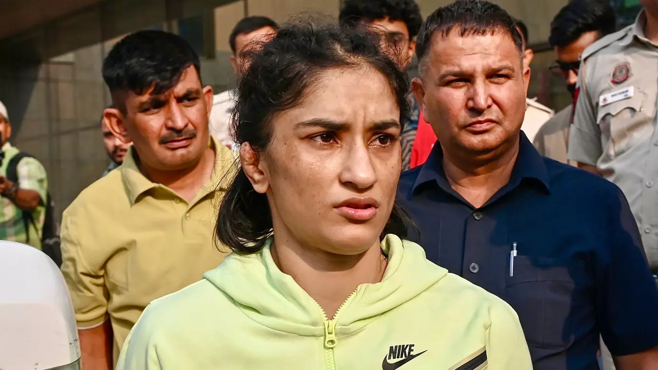 Delhi HC से विनेश फोगट को झटका, याचिका को बेकार बताकर किया बंद