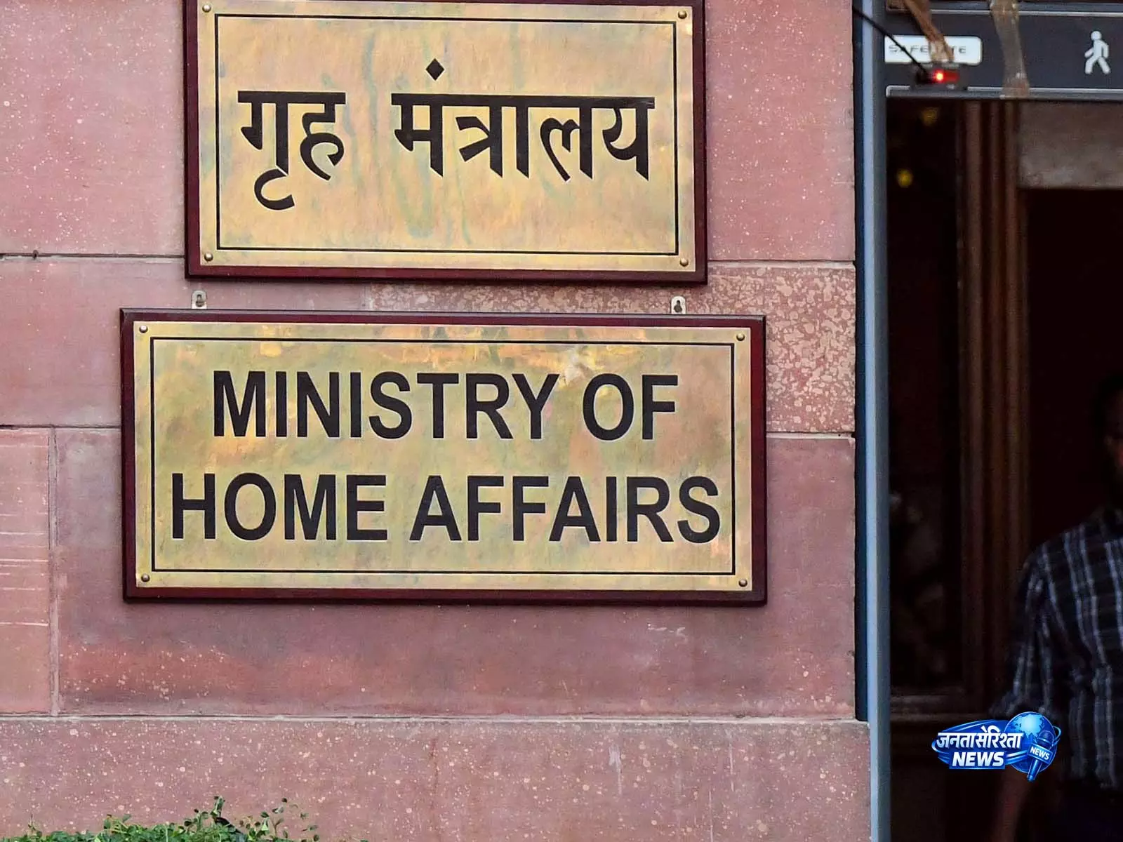 भारत में अवैध हथियारों की तस्करी के लिए पश्चिमी तट एक अहम रास्ता बन गया है: Report भारत में अवैध हथियारों की तस्करी के लिए पश्चिमी तट एक अहम रास्ता बन गया है: Report