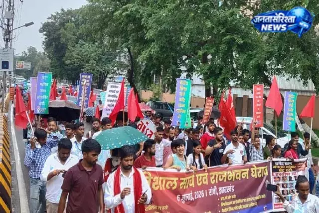 क्लस्टर सिस्टम हटाने को लेकर AISA का विरोध प्रदर्शन क्लस्टर सिस्टम हटाने को लेकर AISA का विरोध प्रदर्शन
