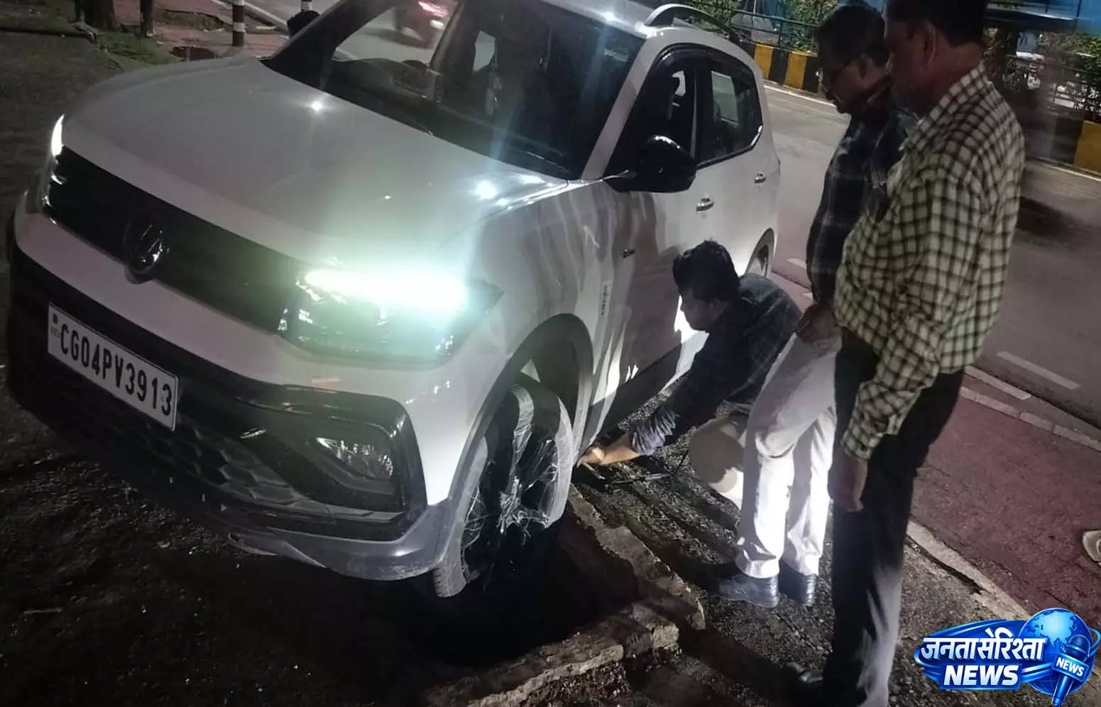 इंद्रावती कॉलोनी मोड़ पर सड़क धंसी, कार का पहिया फंसा, बड़ा हादसा टला इंद्रावती कॉलोनी मोड़ पर सड़क धंसी, कार का पहिया फंसा, बड़ा हादसा टला