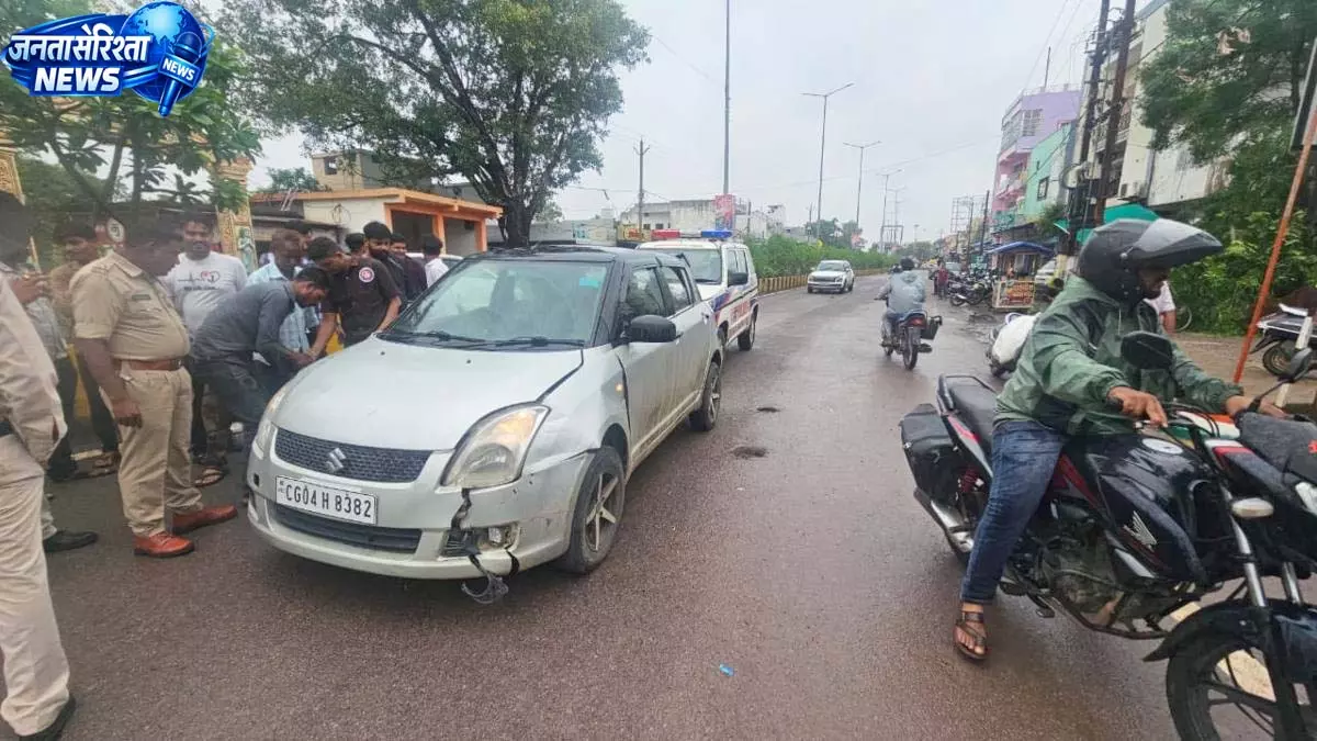 नेताजी चौक पर बाइक से गिरे युवक को कार ने रौंदा, हालत गंभीर नेताजी चौक पर बाइक से गिरे युवक को कार ने रौंदा, हालत गंभीर