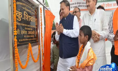 Kanpur: VIP परंपरा से हटकर सांसद ने छात्र के हाथों कराया स्मार्ट क्लास परियोजना का शुभारंभ Kanpur: VIP परंपरा से हटकर सांसद ने छात्र के हाथों कराया स्मार्ट क्लास परियोजना का शुभारंभ