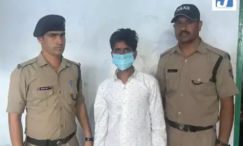 मीट कारोबारी पर नाबालिग से छेड़छाड़ का आरोप, हिंदू संगठनों ने किया प्रदर्शन मीट कारोबारी पर नाबालिग से छेड़छाड़ का आरोप, हिंदू संगठनों ने किया प्रदर्शन