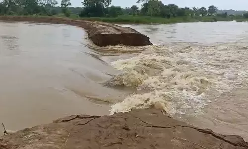 Odisha के जाजपुर में कानी नदी के तटबंध में दो जगह दरार Odisha के जाजपुर में कानी नदी के तटबंध में दो जगह दरार
