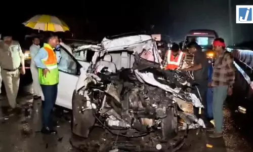 ट्रक में पीछे से घुसी XUV: एक ही परिवार के 5 लोगों की मौत, जन्मदिन मनाकर लौट रहे थे घर ट्रक में पीछे से घुसी XUV: एक ही परिवार के 5 लोगों की मौत, जन्मदिन मनाकर लौट रहे थे घर