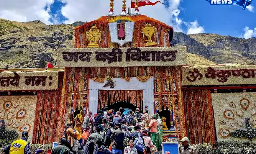 बद्रीनाथ धाम विवाद: चढ़ावे की जांच के बीच PA प्रमोशन पर सवाल बद्रीनाथ धाम विवाद: चढ़ावे की जांच के बीच PA प्रमोशन पर सवाल