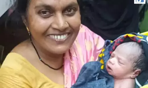 बस में सफर के दौरान महिला ने बच्चे को दिया जन्म, यात्रियों ने पेश की इंसानियत की मिसाल बस में सफर के दौरान महिला ने बच्चे को दिया जन्म, यात्रियों ने पेश की इंसानियत की मिसाल