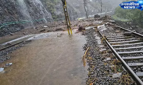 मुंबई-पुणे रेल लाइन पर भारी बारिश का कहर, कर्जत-लोनावाला घाट में 22 जगह लैंडस्लाइड मुंबई-पुणे रेल लाइन पर भारी बारिश का कहर, कर्जत-लोनावाला घाट में 22 जगह लैंडस्लाइड