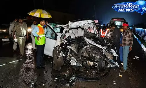मैहर में भीषण हादसा, SUV-ट्रक टक्कर में परिवार के 5 लोगों की मौत मैहर में भीषण हादसा, SUV-ट्रक टक्कर में परिवार के 5 लोगों की मौत